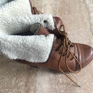 SZ 9 MIA Boots with Fur top lining